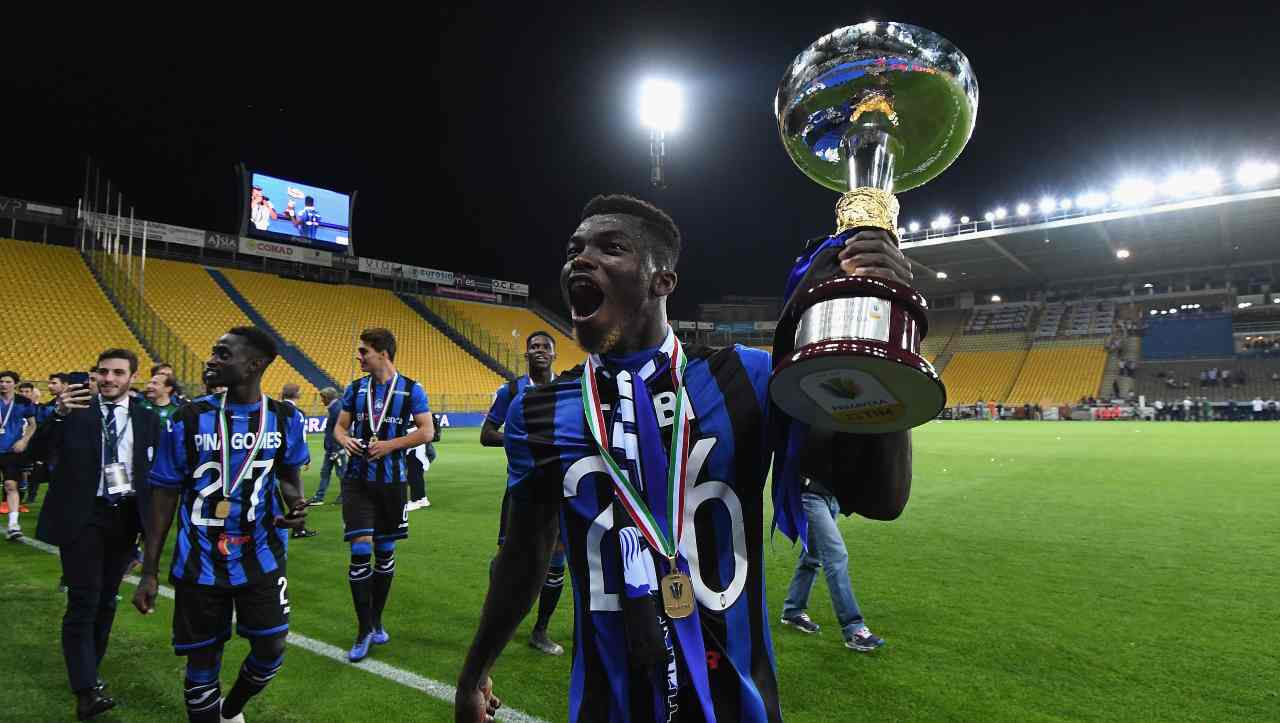 Willy Braciano Ta Bi alza il trofeo
