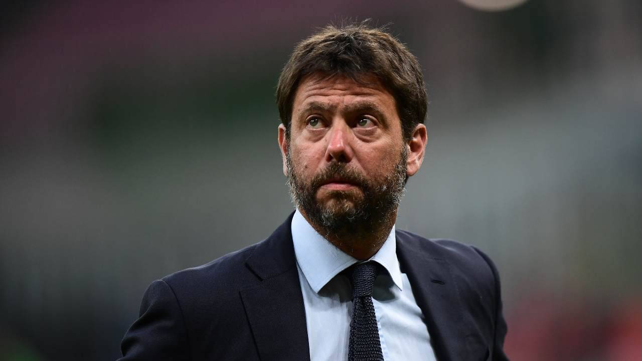 Andrea Agnelli guarda in tribuna