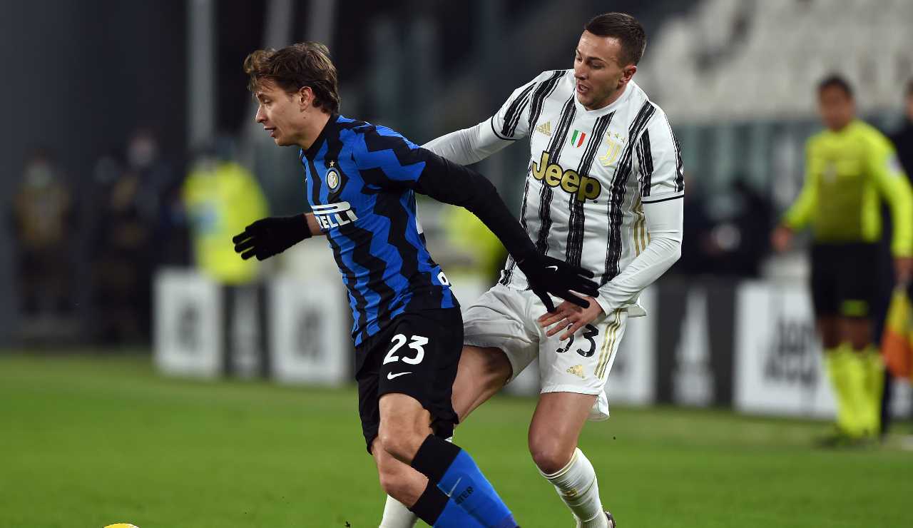 Barella e Bernardeschi si contendono la palla