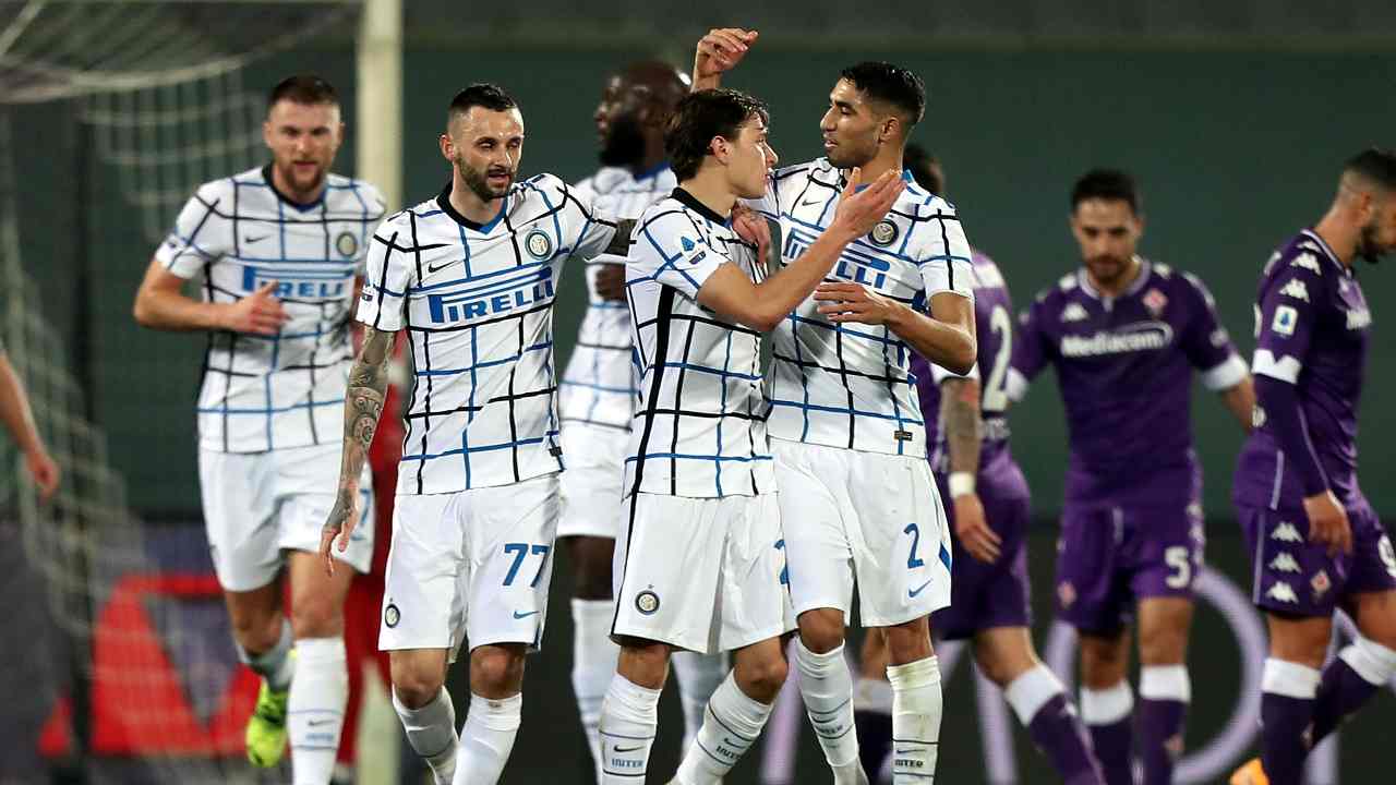 Esultanza di gruppo dell'Inter con Barella
