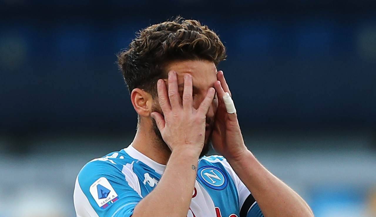 Dries Mertens con le mani sul volto