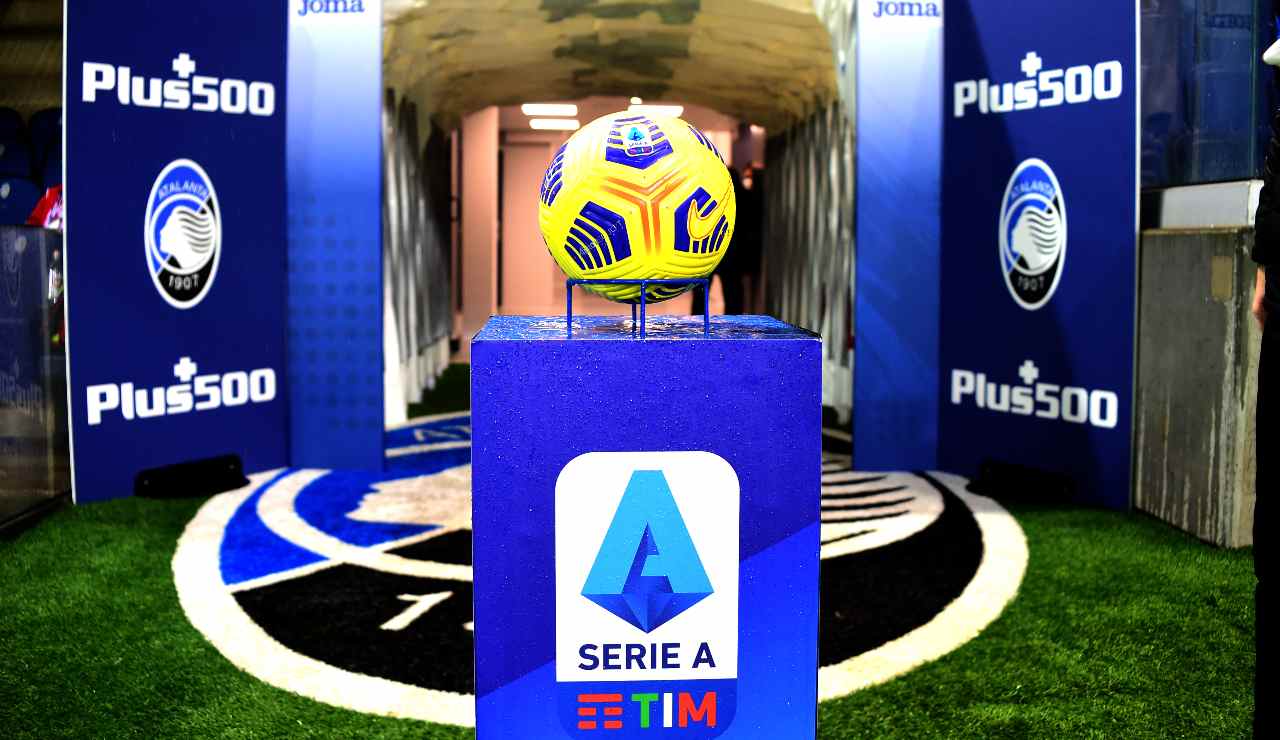 Il pallone e il logo della Serie A