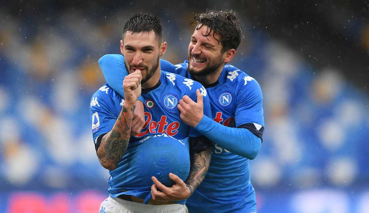 Politano e Mertens festeggiano dopo un gol