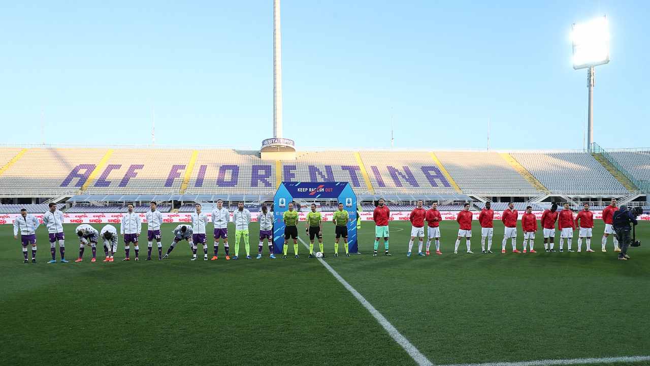 Fiorentina-Milan squadre schierate in campo