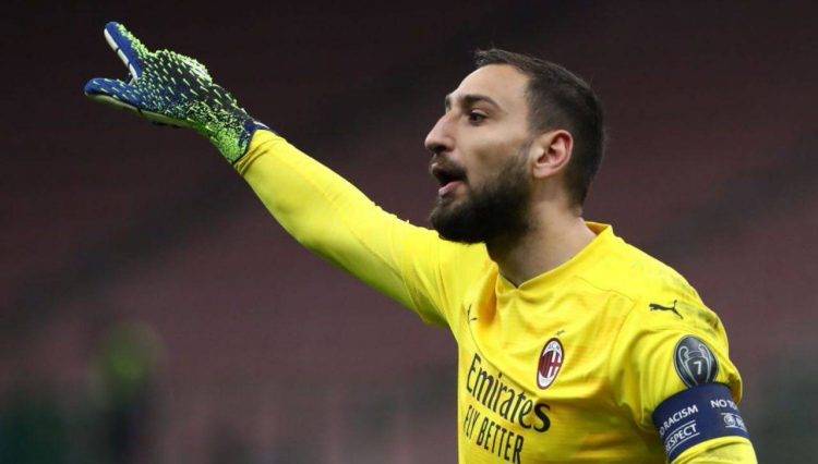 Donnarumma col braccio alzato