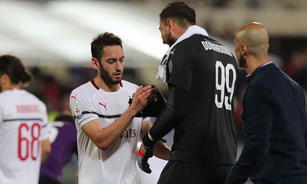 Calhanoglu e Donnarumma si stringono la mano in campo