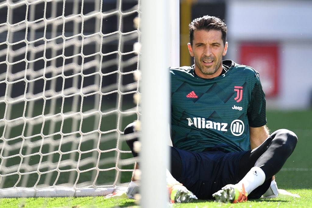 Buffon seduto in campo