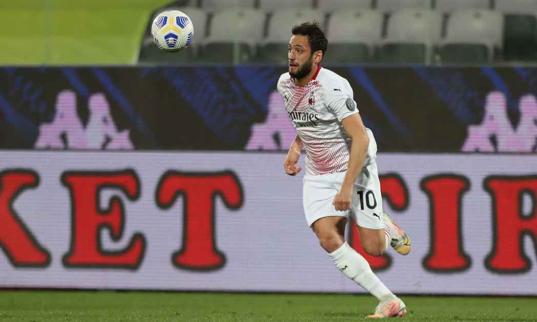 Calhanoglu in azione col Milan