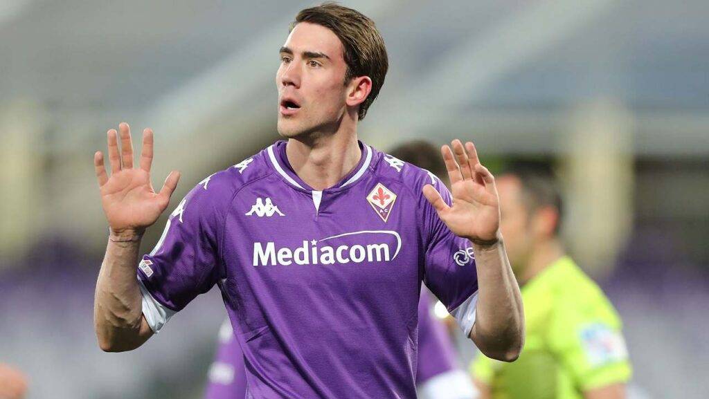 Vlahovic in azione con la maglia della Fiorentina