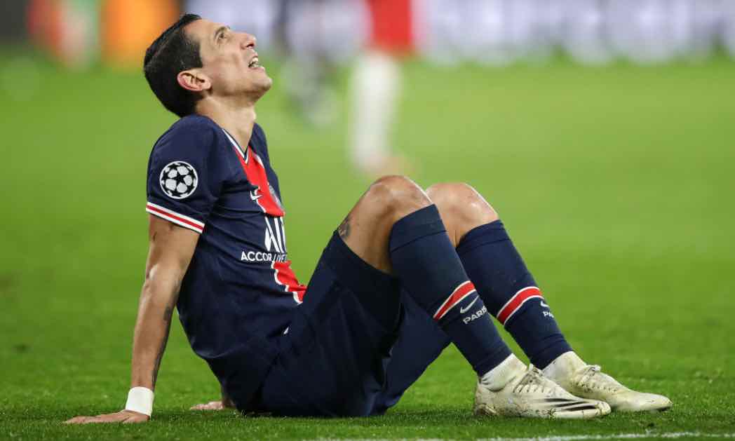 Di Maria seduto in campo