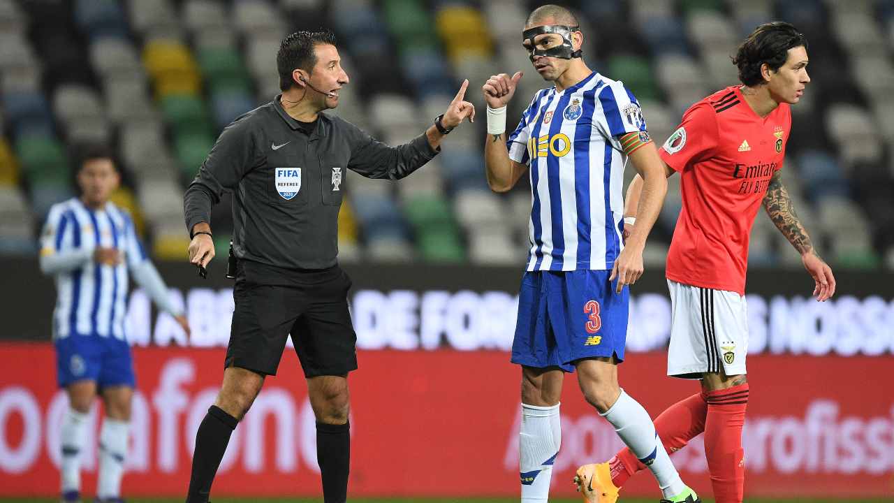 Pepe discute con l'arbitro