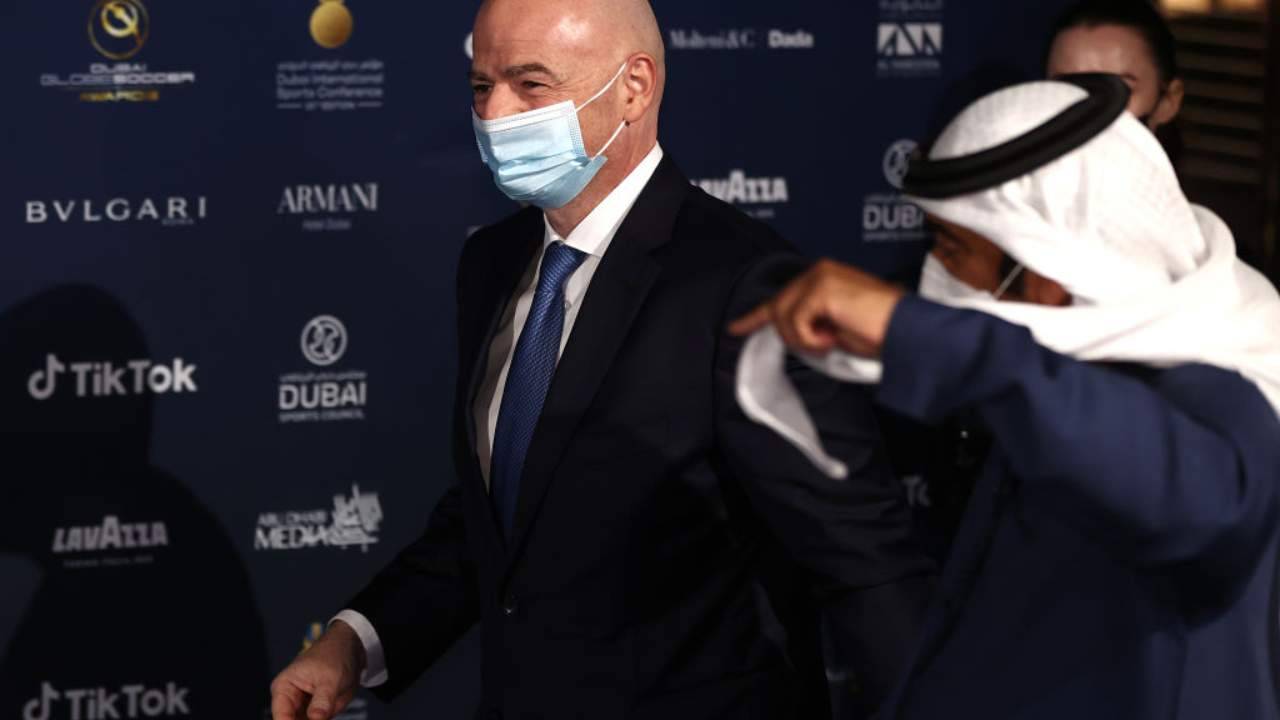 Infantino con mascherina