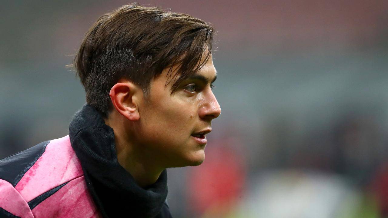 Paulo Dybala durante il riscaldamento