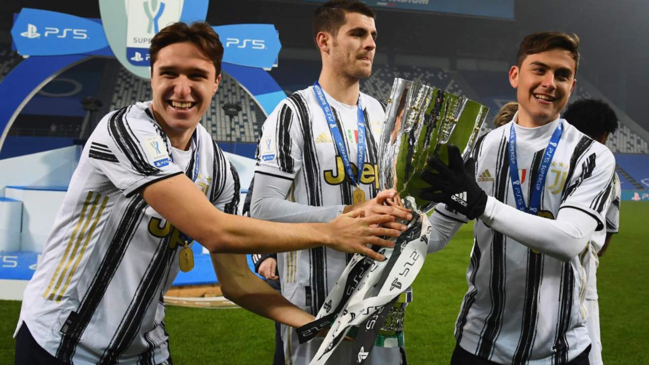 Chiesa, Morata e Dybala con la Supercoppa 