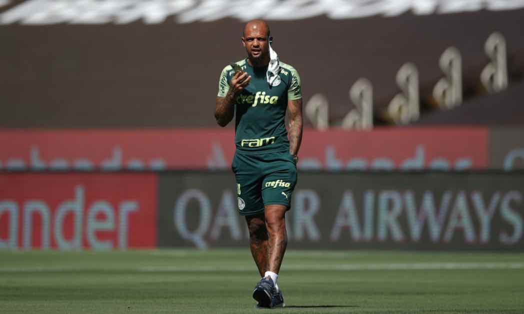 Felipe Melo col cellulare in campo 