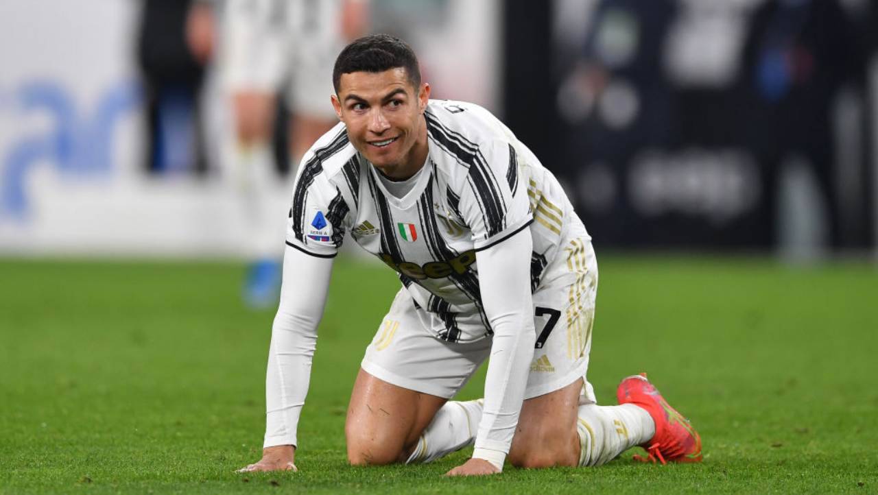 Ronaldo in ginocchio dopo l'eliminazione in Champions