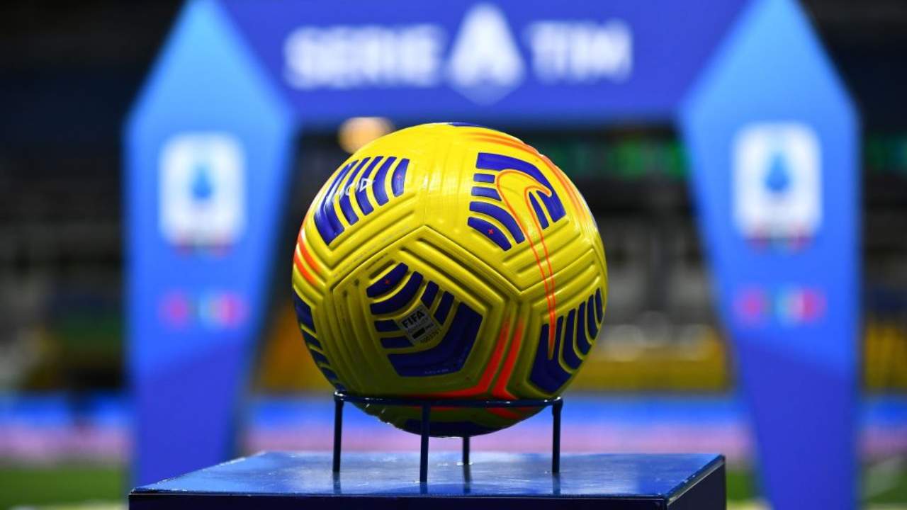 pallone della Lega Serie A prima di Parma-Inter