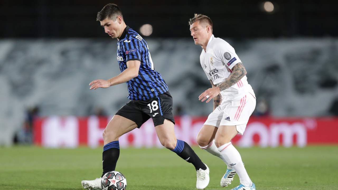 Ruslan Malinovskyi e Toni Kroos in azione