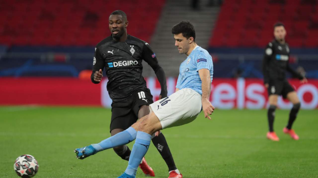 Rodrigo e Marcus Thuram durante un'azione di gioco