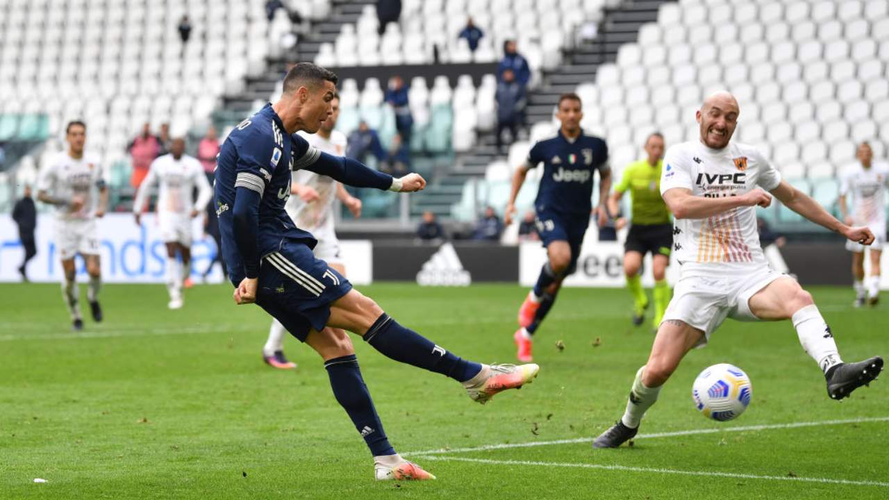 Ronaldo tira contro il Benevento 