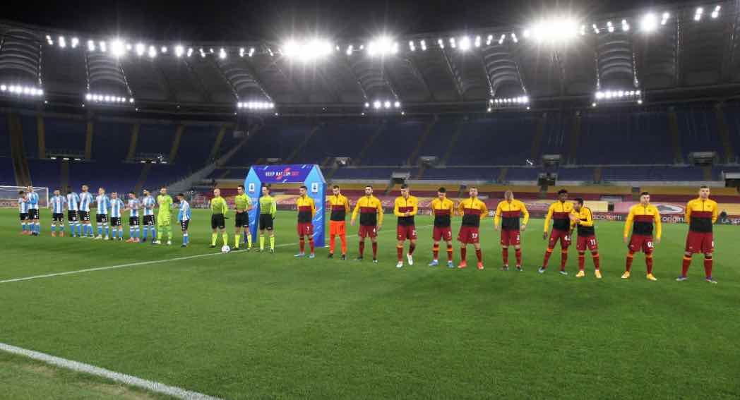 Roma e Napoli schierate in campo all'Olimpico 