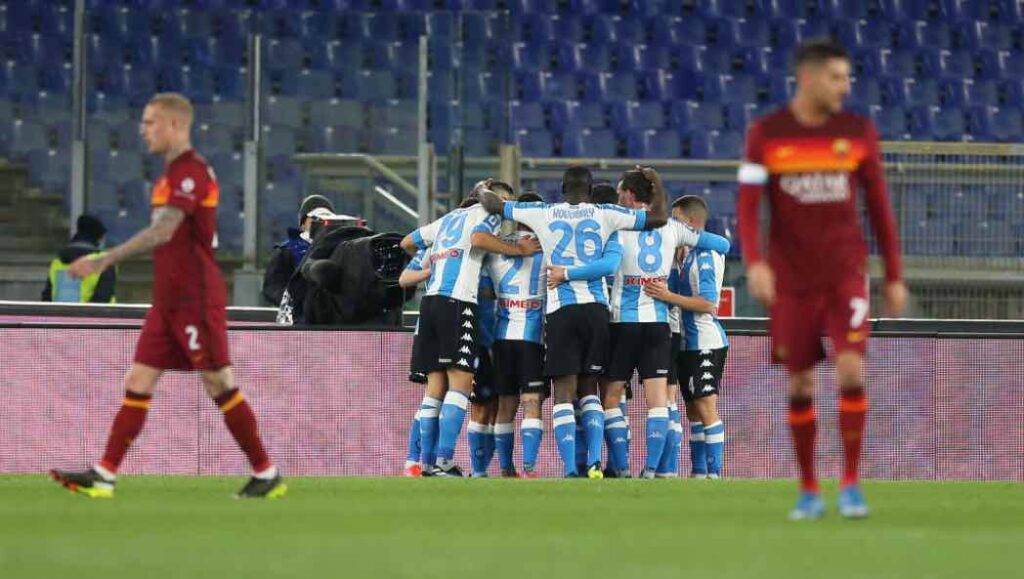 Il Napoli esulta al gol di Mertens contro la Roma