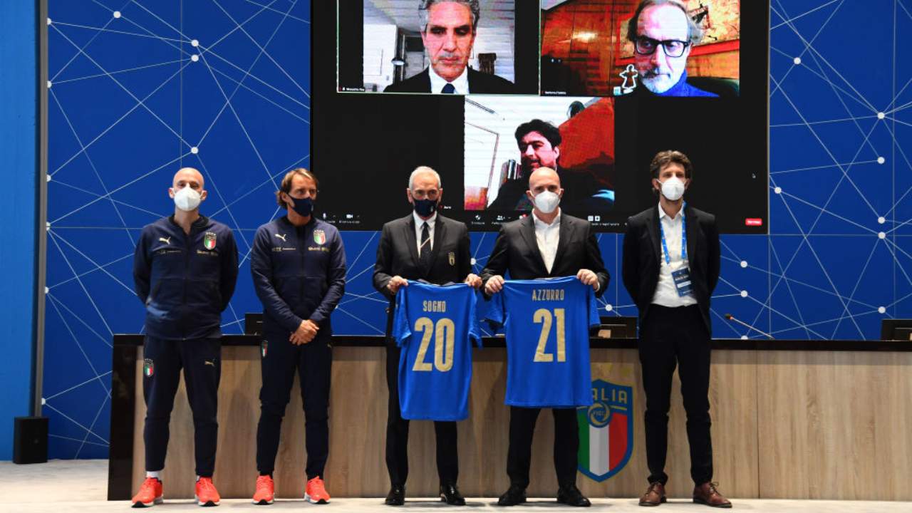 Mancini presenta maglie della Nazionale