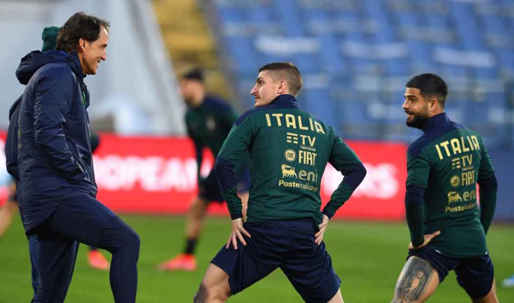 Mancini parla in campo con Verratti e Insigne