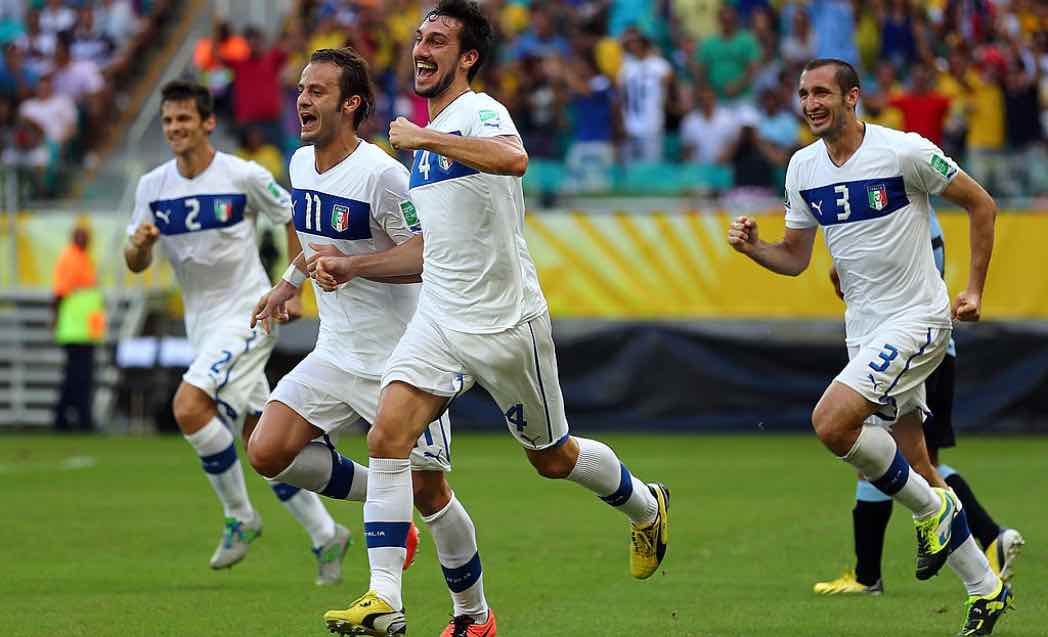 Astori esulta dopo il gol all'Uruguay con l'Italia