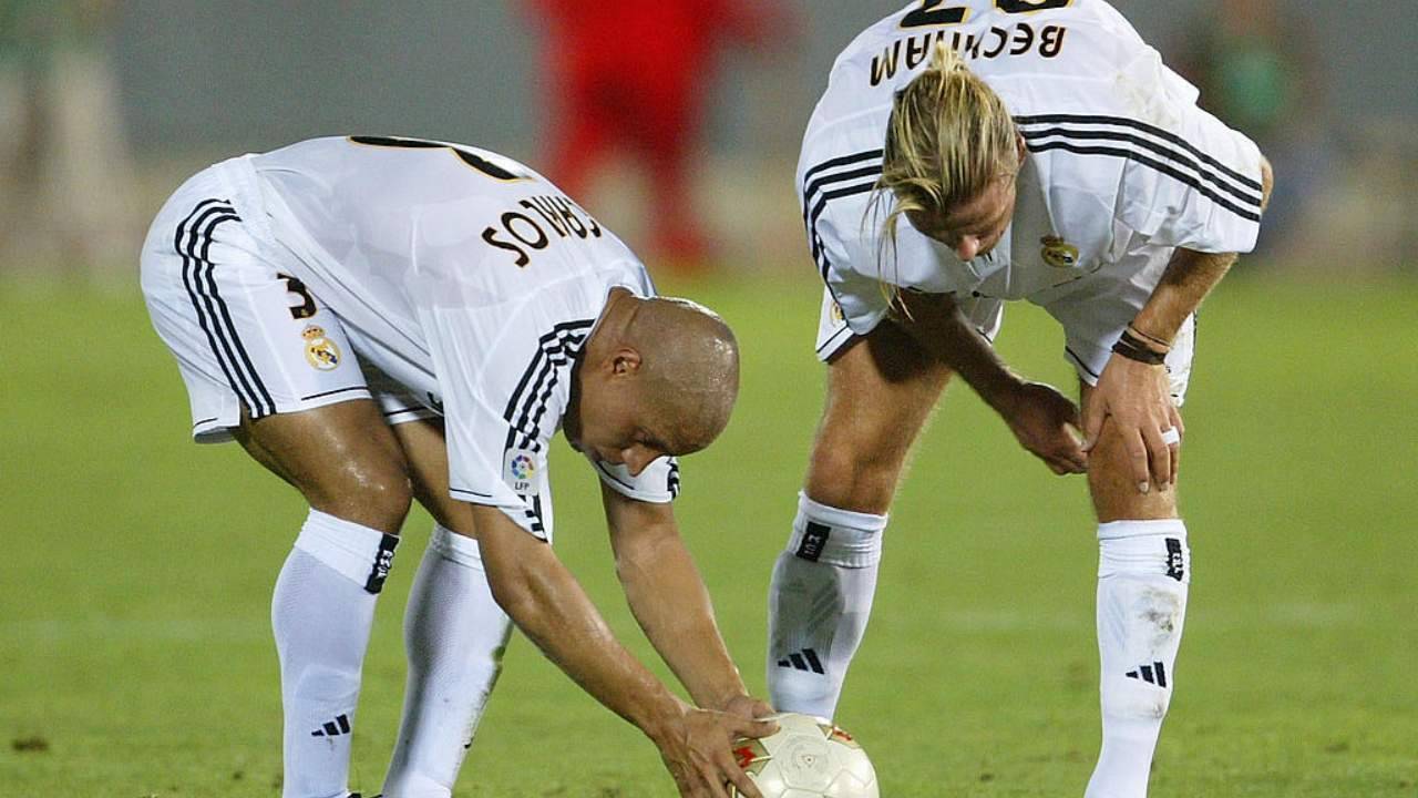 Roberto Carlos e Beckham prima di una punizioni