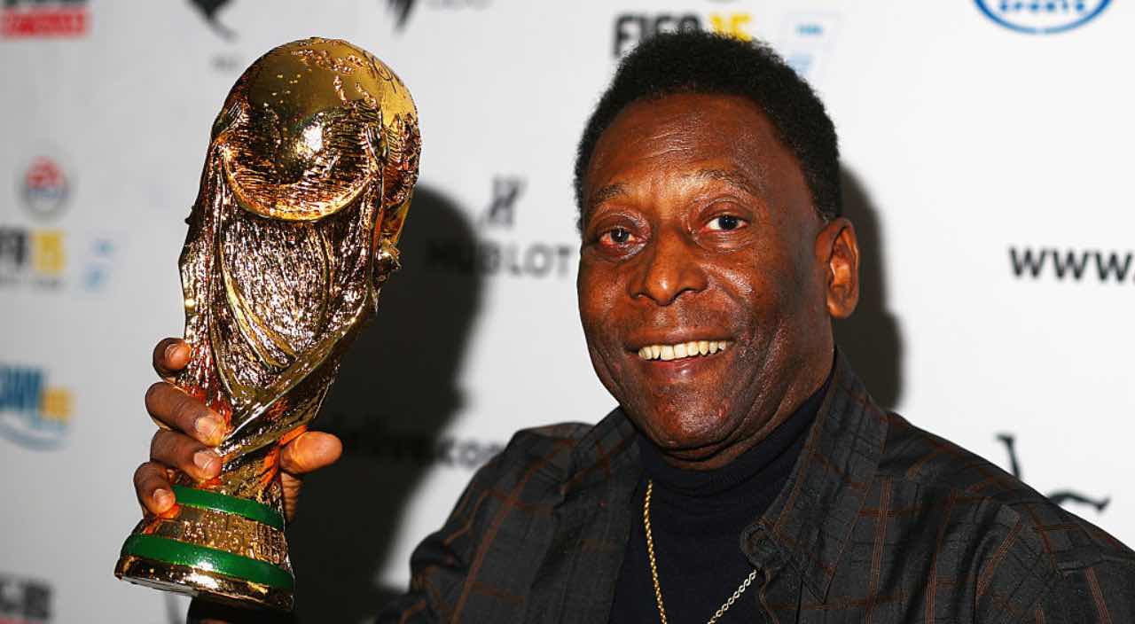 Pelé con la Coppa del Mondo