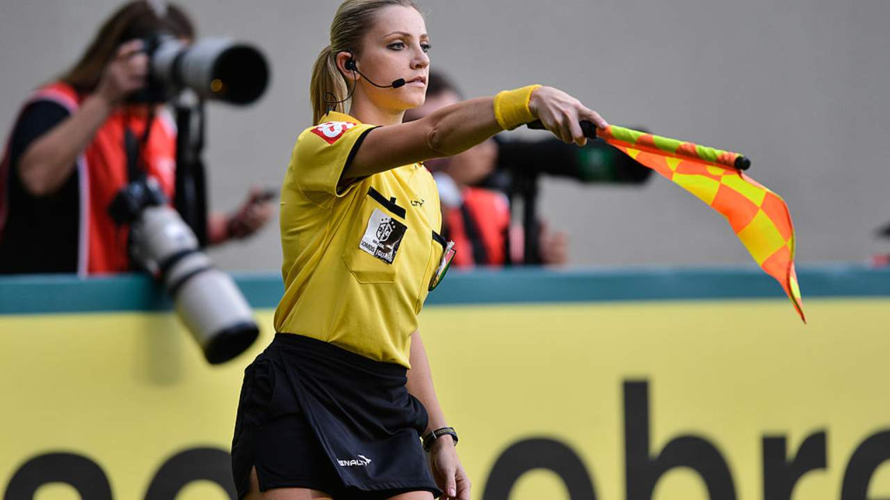 Fernanda Colombo alza la bandierina