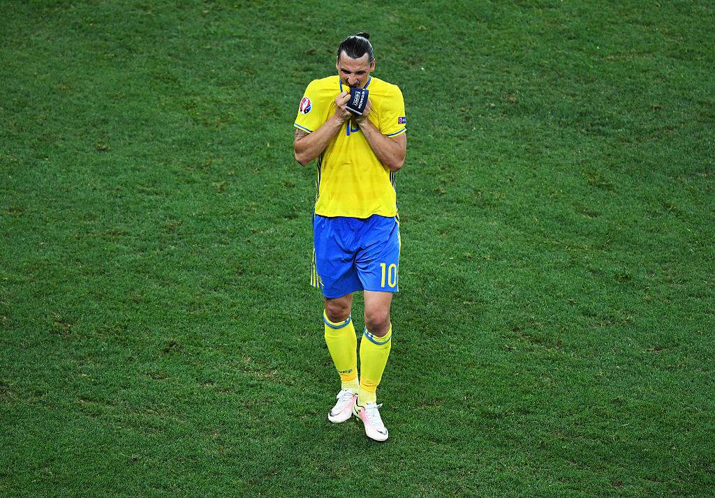 Ibrahimovic all'uscita dal campo con la Svezia