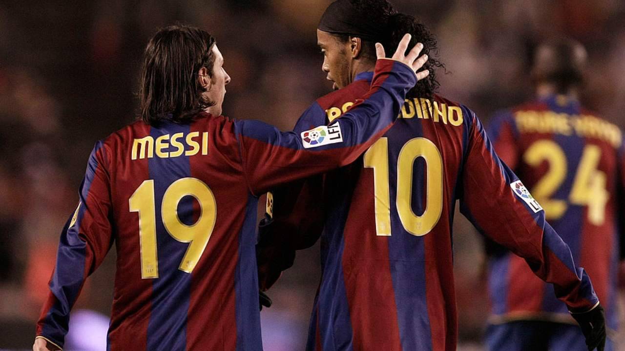 Messi abbraccia Ronaldinho