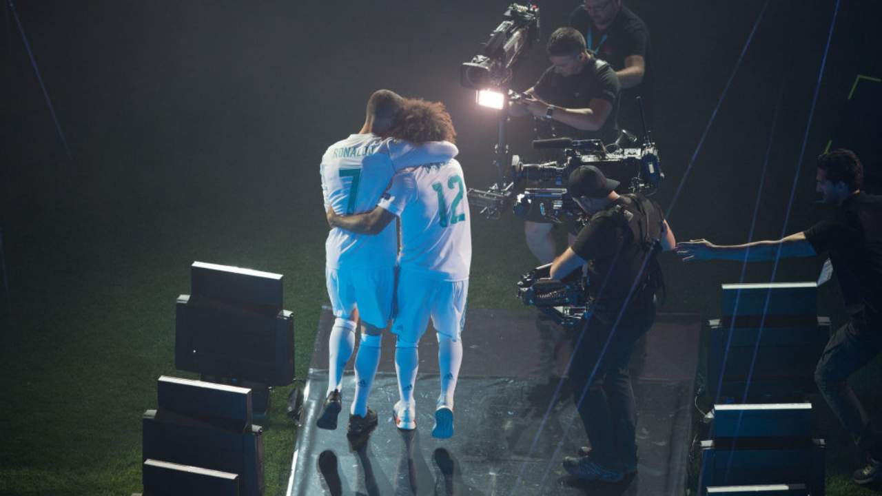 Marcelo e Ronaldo si abbracciano