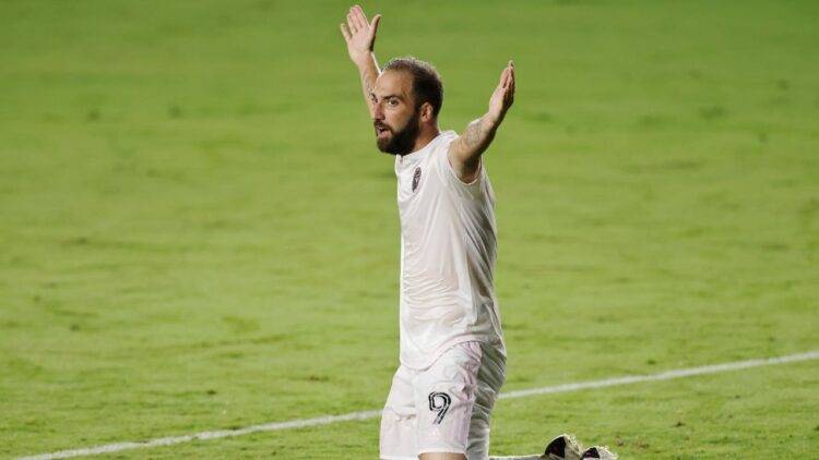 Gonzalo Higuain con le braccia larghe