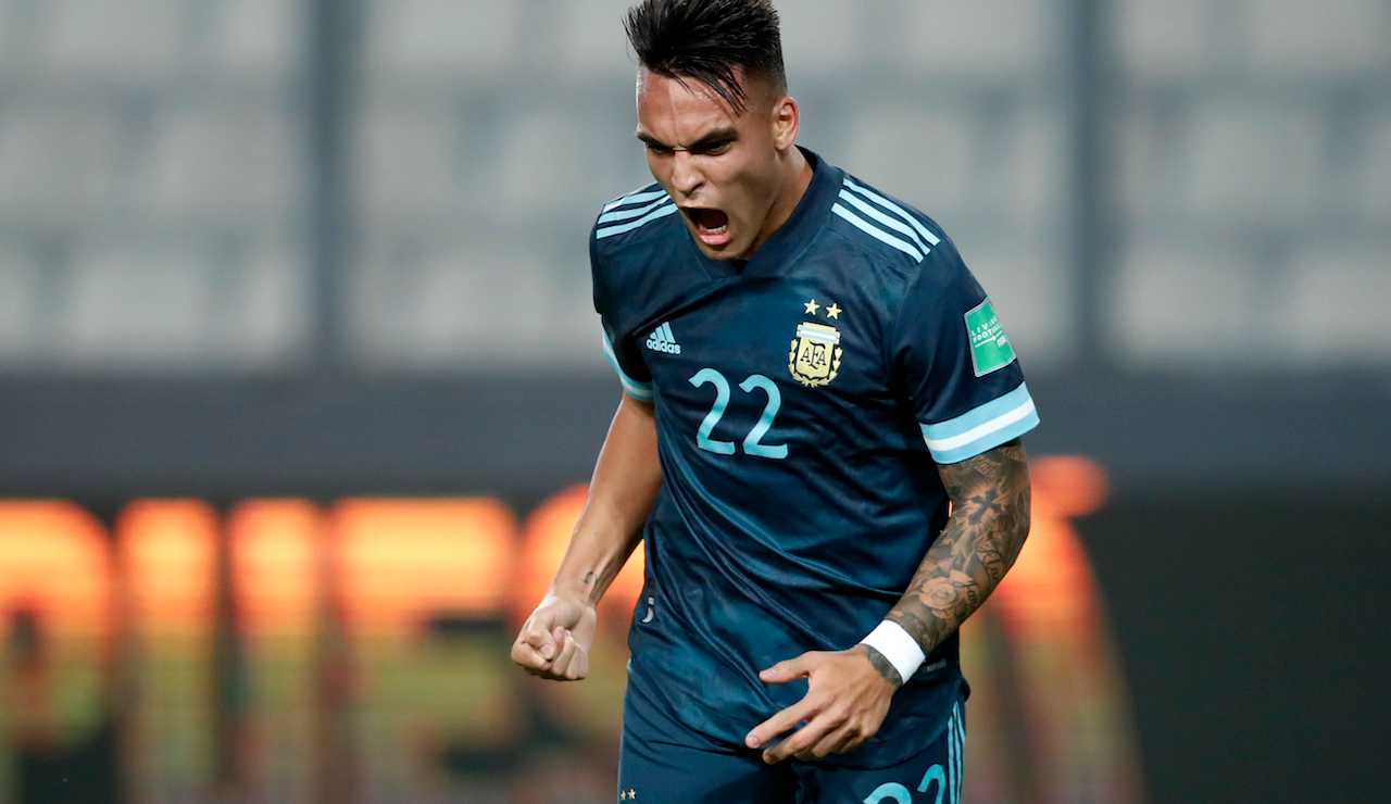 Lautaro Martinez esulta