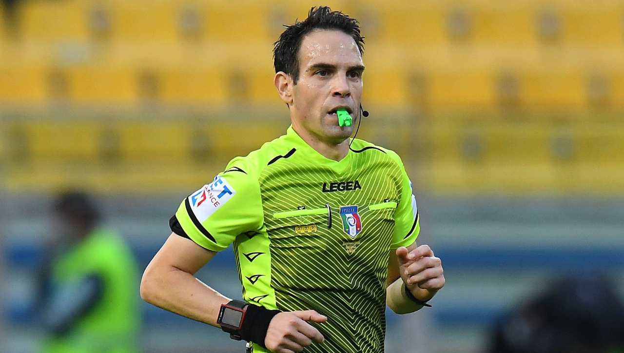 L'arbitro Valerio Marini con il fischietto alla bocca