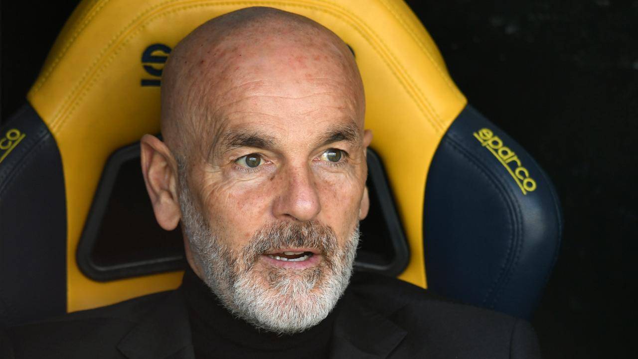 Stefano Pioli seduto in panchina