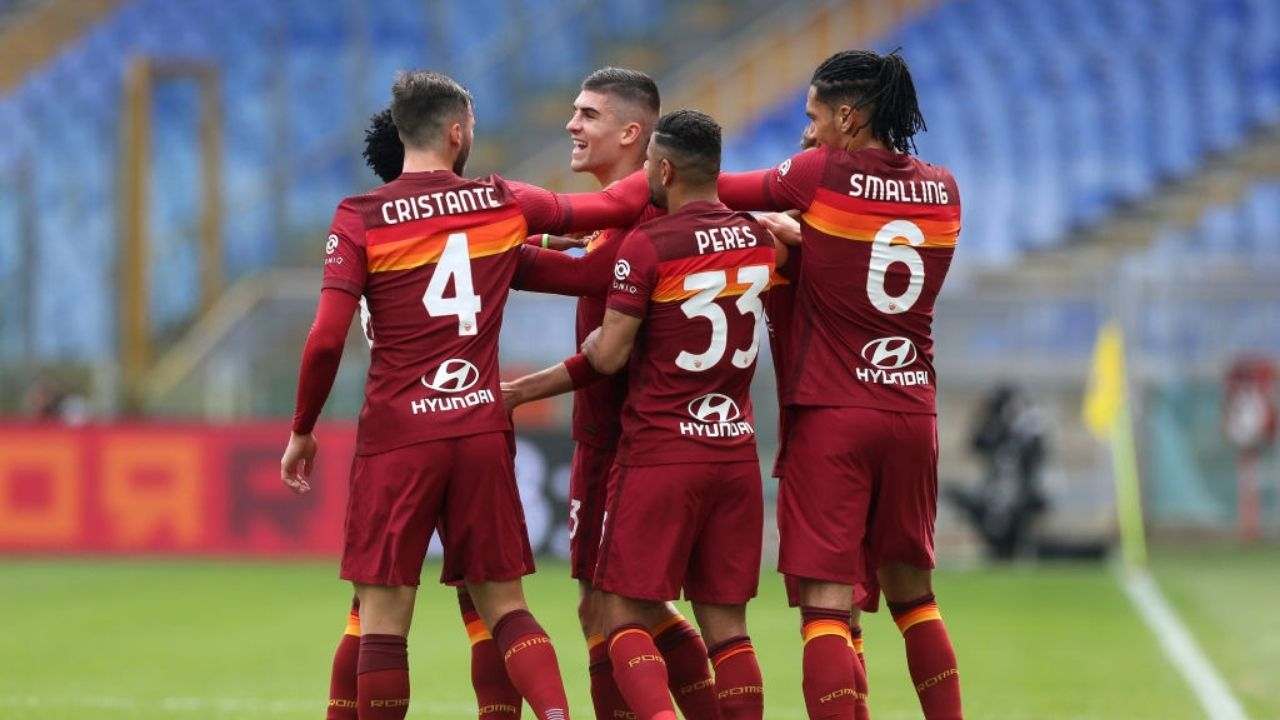 I giocatori della Roma esultano per il gol di Mancini