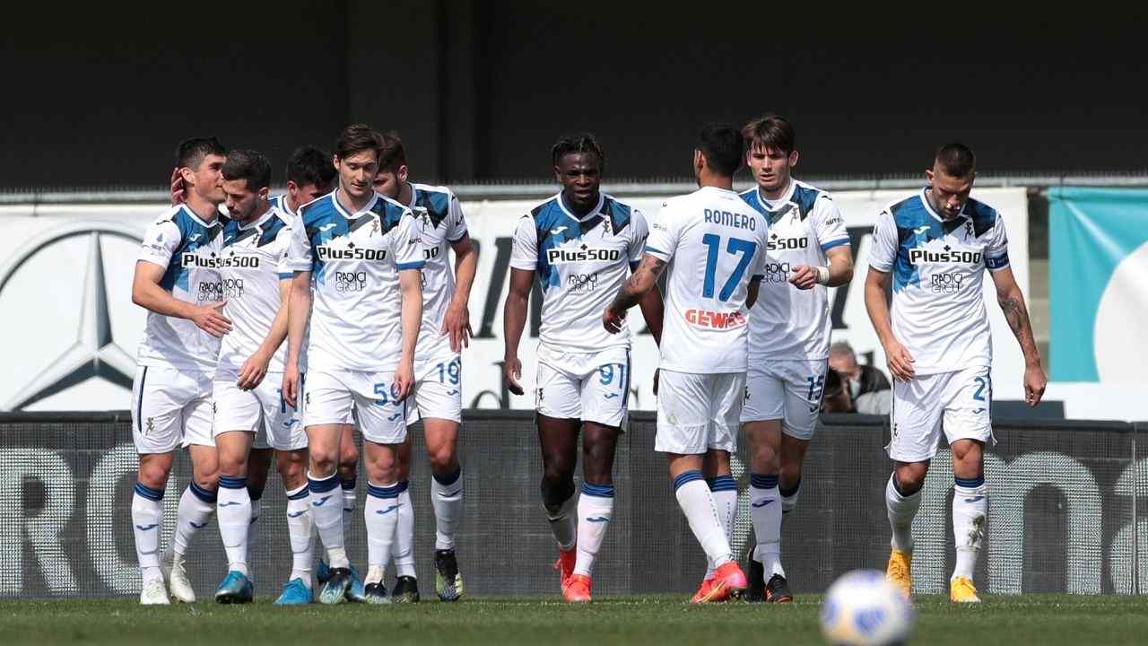 Esultano i giocatori dell'Atalanta dopo un gol