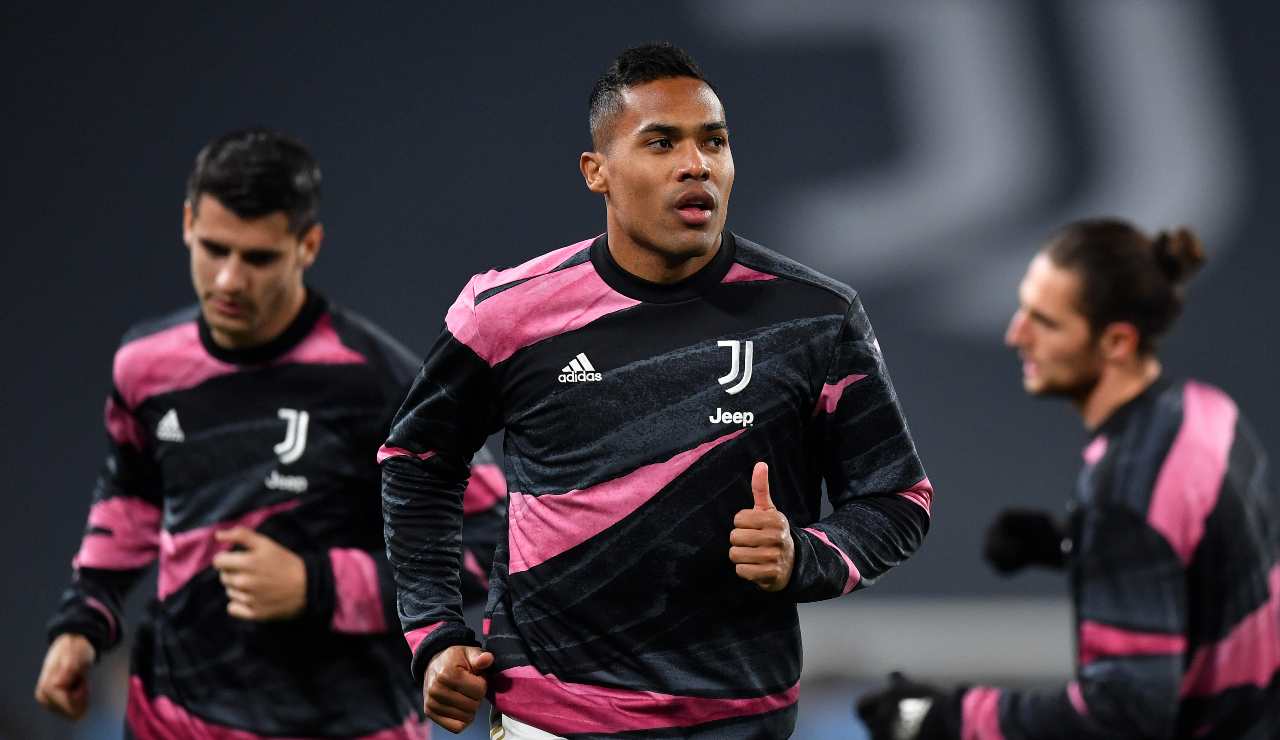 Alex Sandro nel riscaldamento