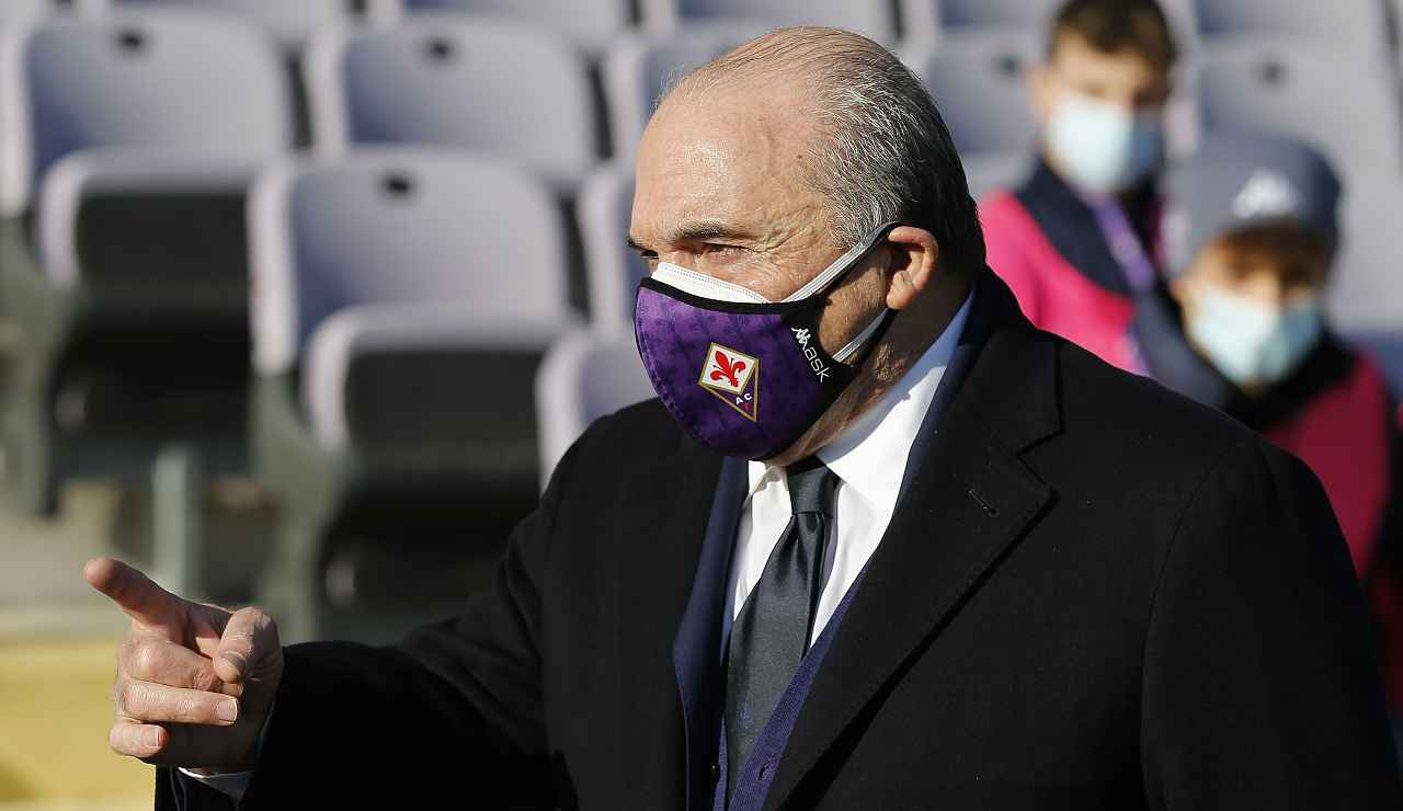 Commisso con la mascherina