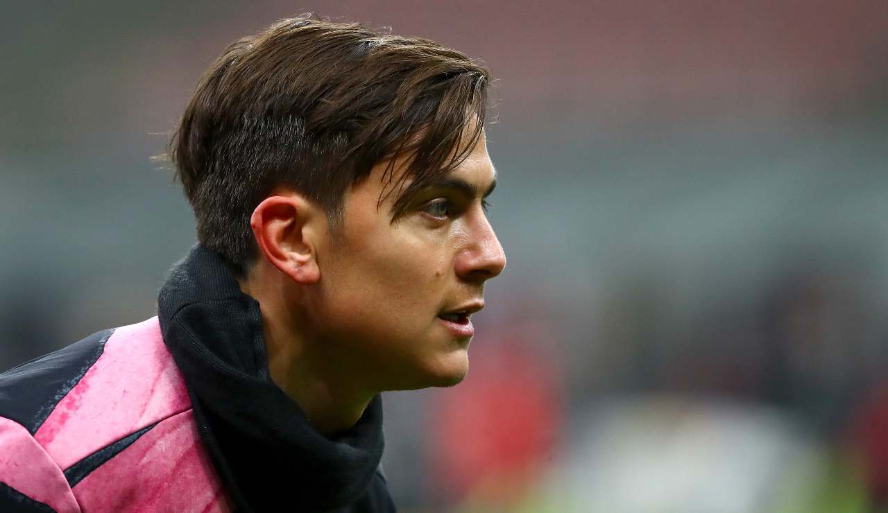 Paulo Dybala nel riscaldamento