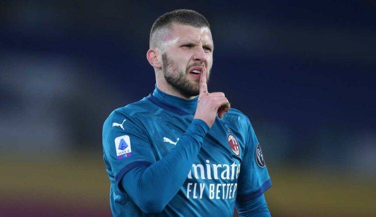 Rebic mima il gesto del silenzio