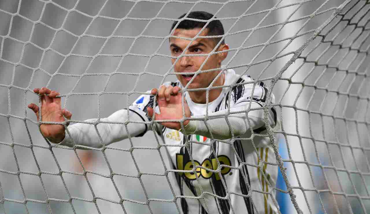 Ronaldo con le mani nella rete