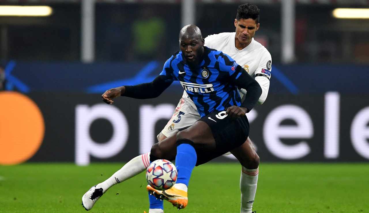 Varane e Lukaku a contrasto