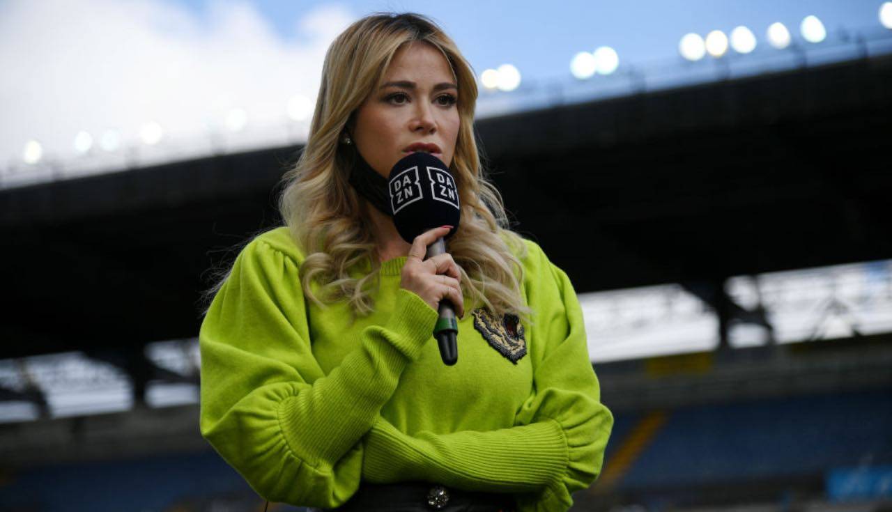 Diletta Leotta con il microfono di DAZN