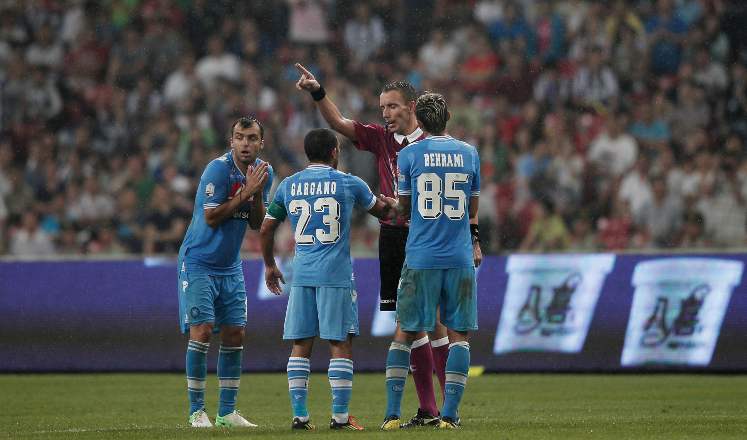 Gargano, Behrami e Pandev a colloquio con l'arbitro Mazzoleni