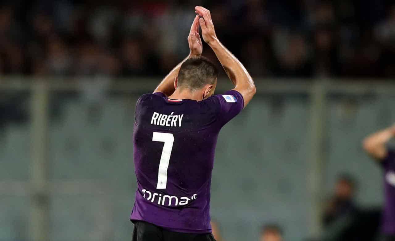 Ribery applaude all'uscita dal campo con la Fiorentina